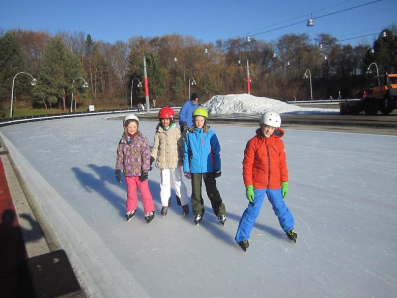 Eröffnung der Eislaufsaison im Ostpark Eislaufstadion Ichogrundschule