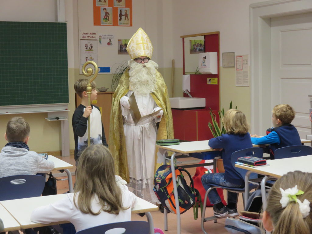 Der heilige Nikolaus besucht alle Klassen...