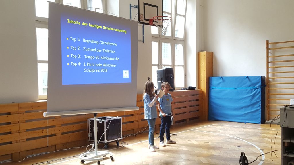 Schulversammlung - wir feiern den 1. Platz beim Münchner Schulpreis