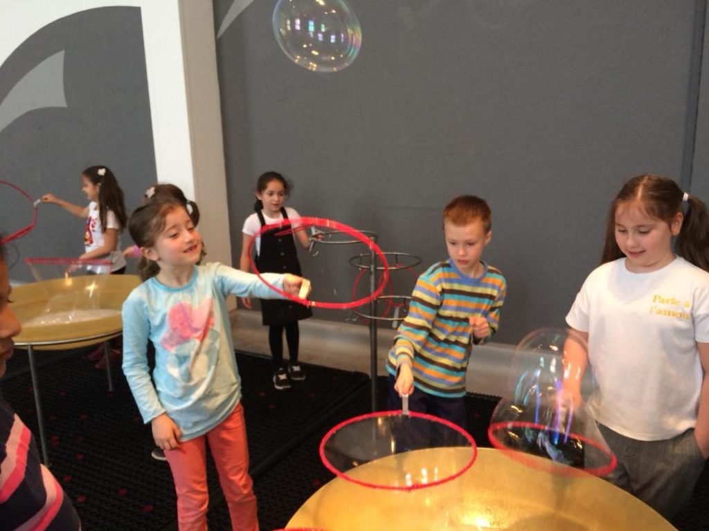 Riesenblasen, Schillerfarben und Schaumfabrik- Ausflug ins Kindermuseum
