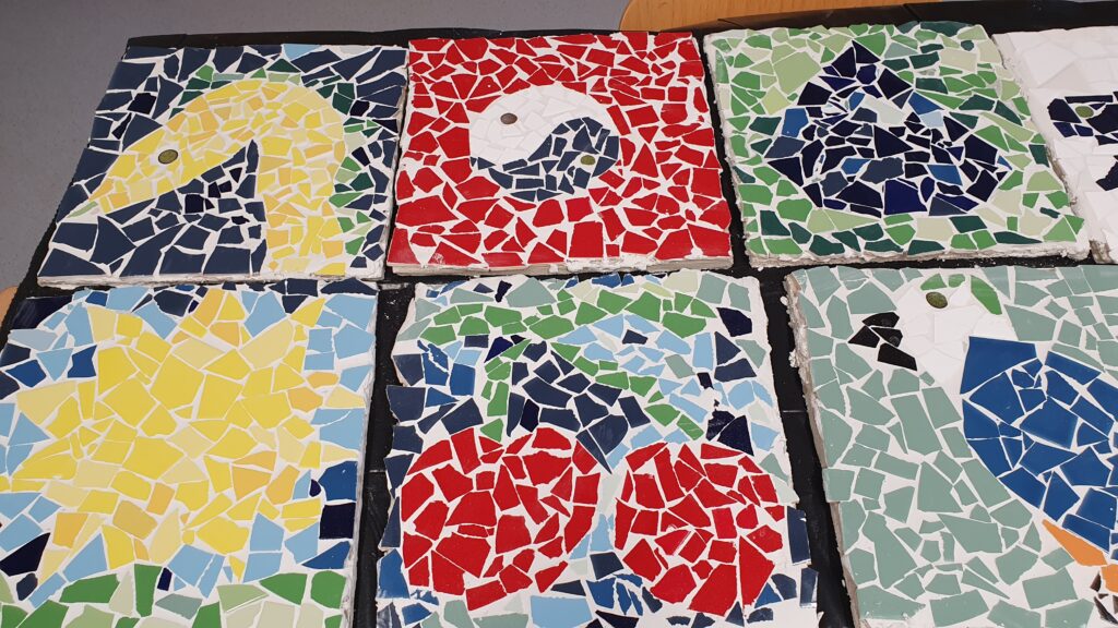 Die Klasse 3ci gestaltet Mosaike