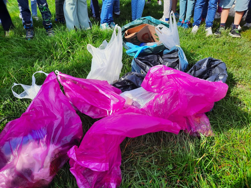 Zweitklässler sammeln Müll