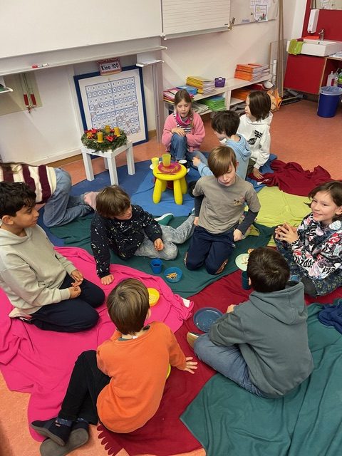 Gemeinsames Adventsfrühstück der Patenklassen